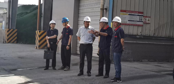 集團公司黨委委員、股份公司黨委書記、總經(jīng)理蔣培進到建材公司調(diào)研