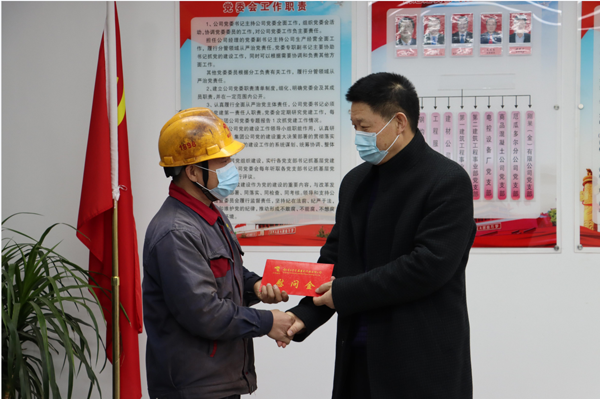 集團公司黨委委員、副總經(jīng)理胡新付到公司走訪慰問